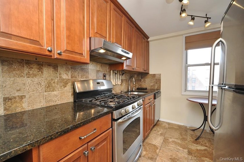 Perched on the top-floor corner, this sun-drenched 2-bedroom - photo 18