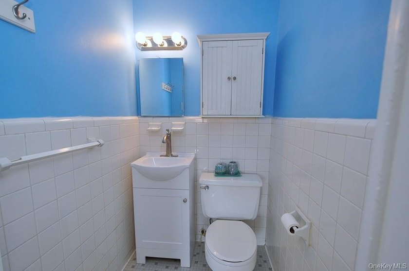 Perched on the top-floor corner, this sun-drenched 2-bedroom - photo 27