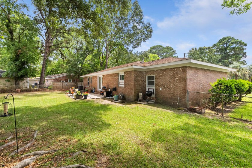 Welcome home! This is a beautiful 3br 2ba, brick ranch home - photo 33