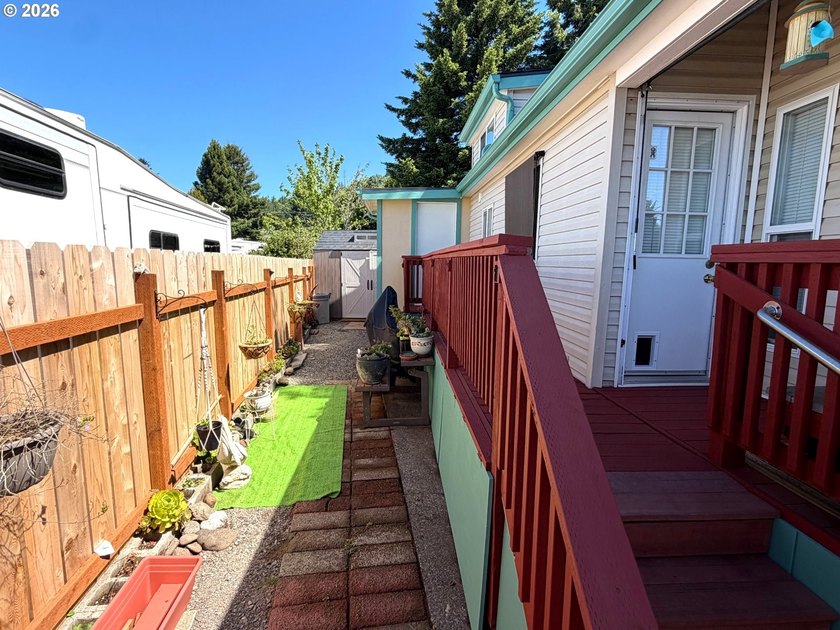 Updated 2004 park model located in the 55+ Chetco RV Park. This - photo 18