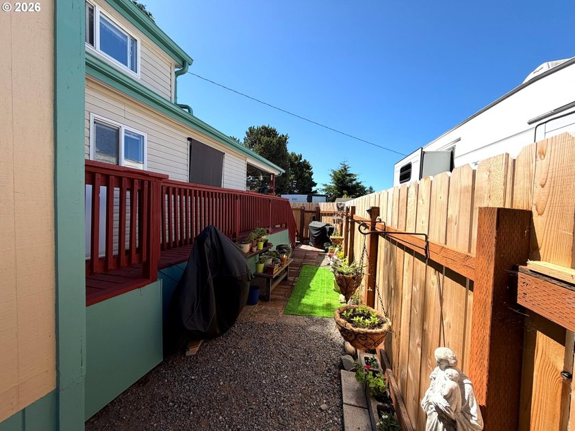 Updated 2004 park model located in the 55+ Chetco RV Park. This - photo 20
