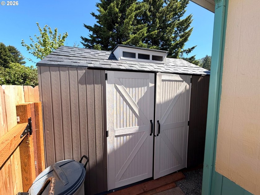 Updated 2004 park model located in the 55+ Chetco RV Park. This - photo 21