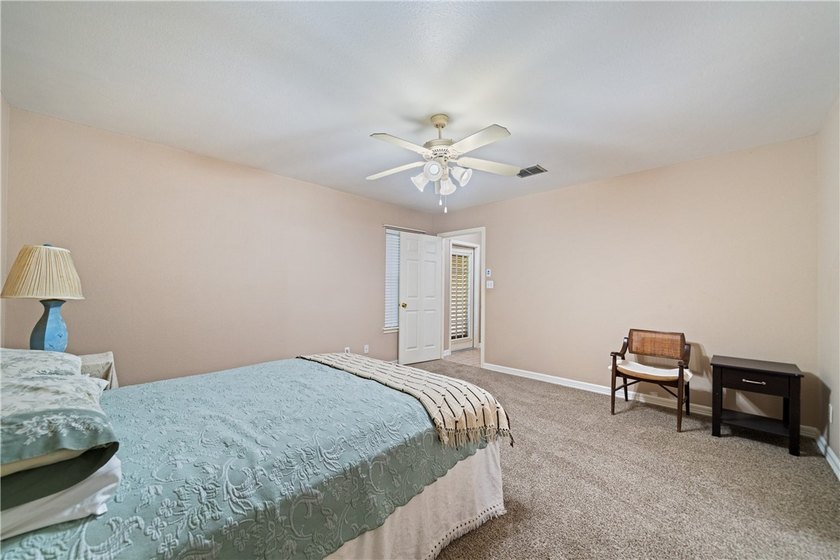Welcome to McKinzie Townhomes #10, a beautifully maintained - photo 11