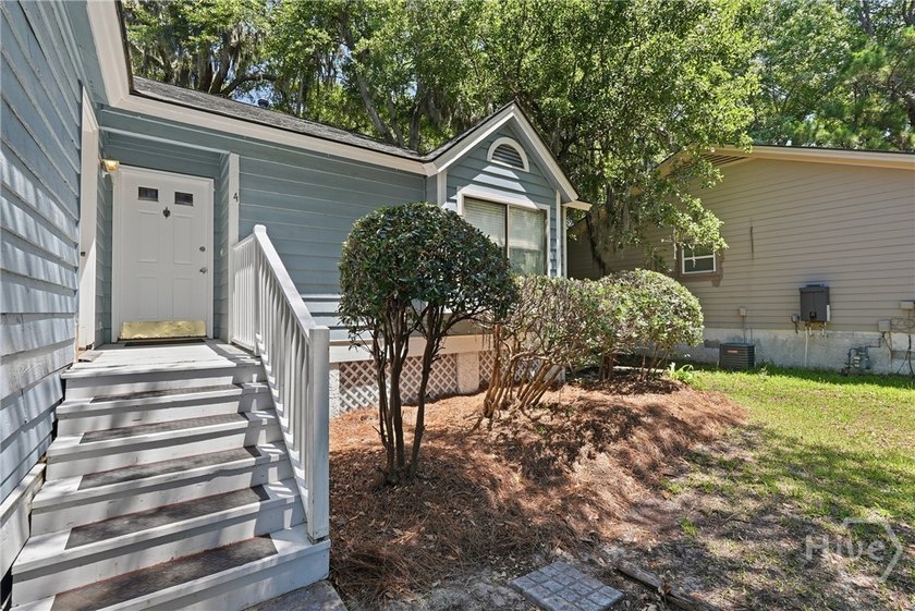 Welcome to Wilmington Island living! This well-maintained - photo 5