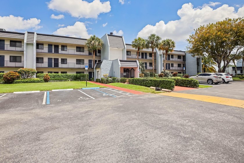 Beautiful 1-bedroom condo featuring updated flooring and a - photo 14