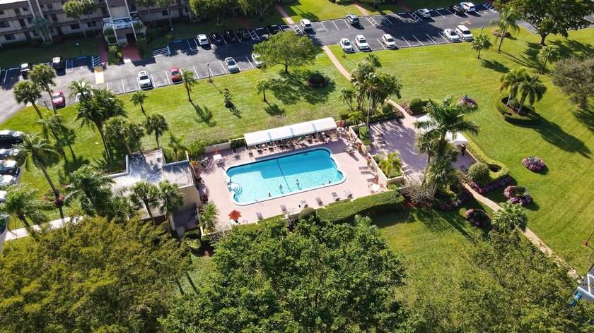 Beautiful 1-bedroom condo featuring updated flooring and a - photo 19