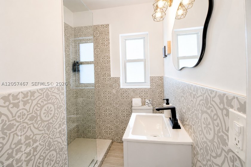 A rare opportunity to acquire a fully renovated 10-unit - photo 3