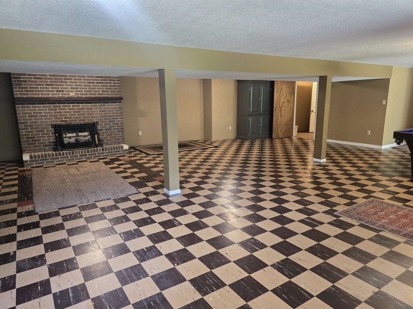 LOCATION, LOCATION! This spacious ranch-style home offers 4 - photo 23