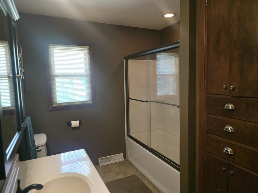 LOCATION, LOCATION! This spacious ranch-style home offers 4 - photo 25