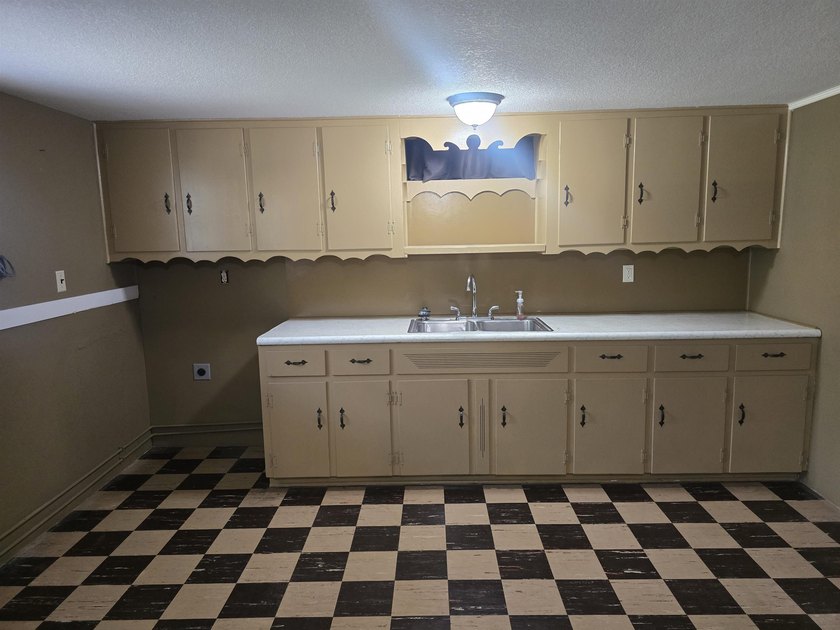 LOCATION, LOCATION! This spacious ranch-style home offers 4 - photo 27