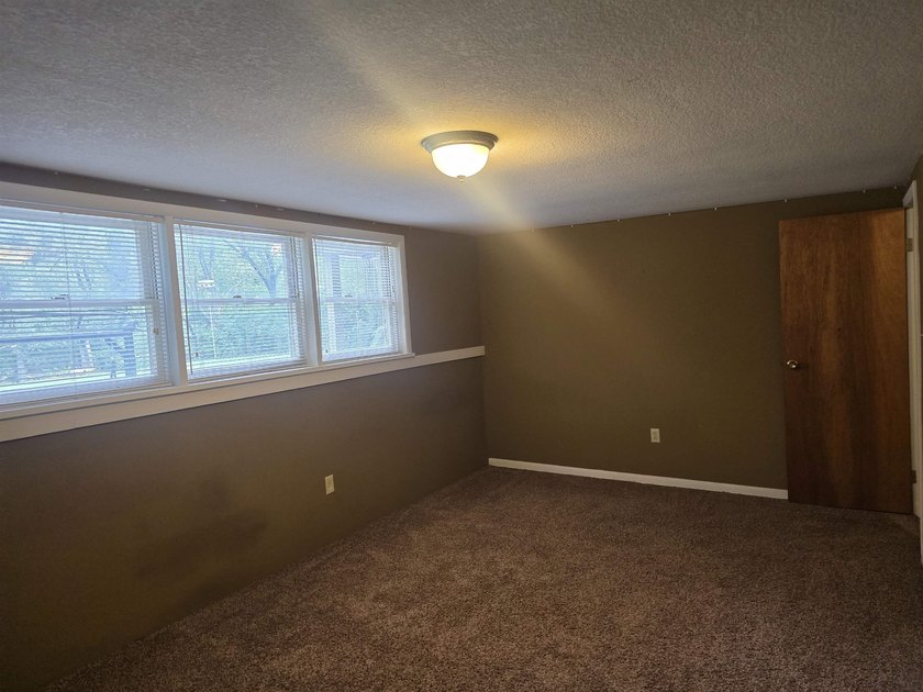 LOCATION, LOCATION! This spacious ranch-style home offers 4 - photo 29