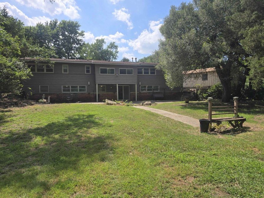 LOCATION, LOCATION! This spacious ranch-style home offers 4 - photo 31