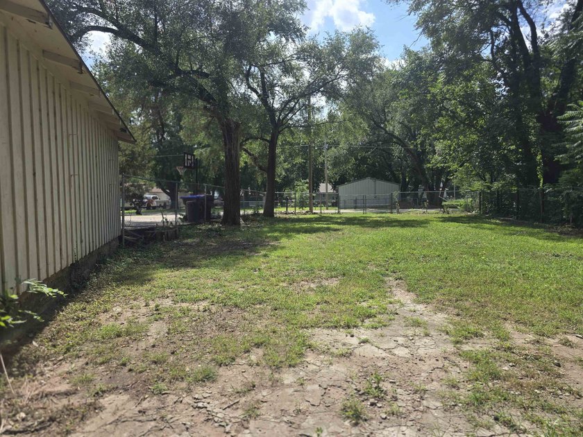 LOCATION, LOCATION! This spacious ranch-style home offers 4 - photo 32