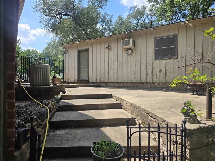 LOCATION, LOCATION! This spacious ranch-style home offers 4 - photo 33
