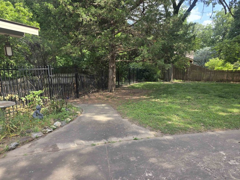 LOCATION, LOCATION! This spacious ranch-style home offers 4 - photo 35