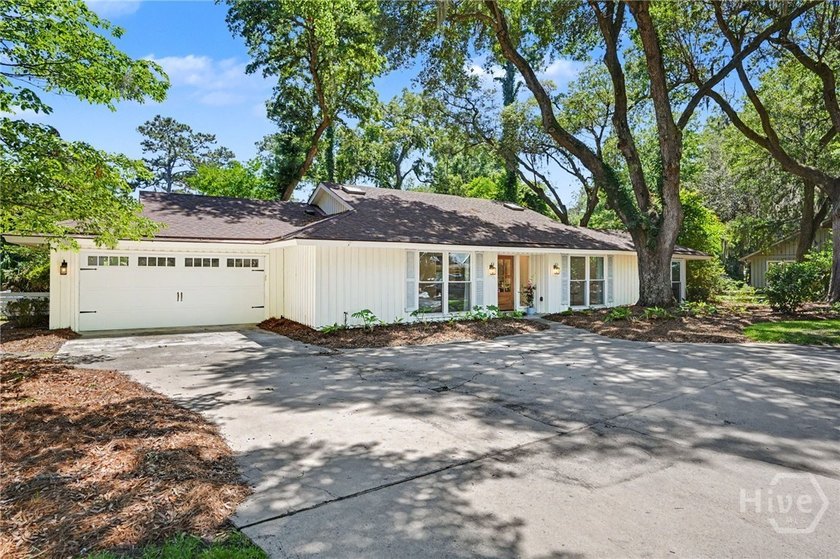 Rare opportunity to own a completely updated, designer-style - photo 2