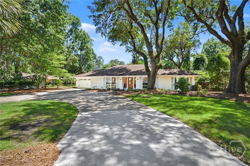 Rare opportunity to own a completely updated, designer-style - photo 3
