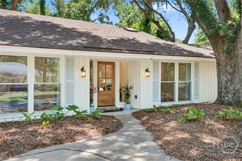 Rare opportunity to own a completely updated, designer-style - photo 4