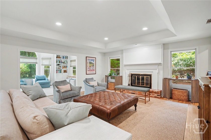 Rare opportunity to own a completely updated, designer-style - photo 8