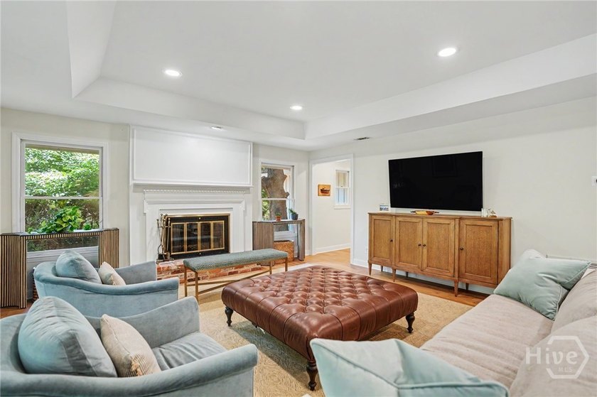 Rare opportunity to own a completely updated, designer-style - photo 9
