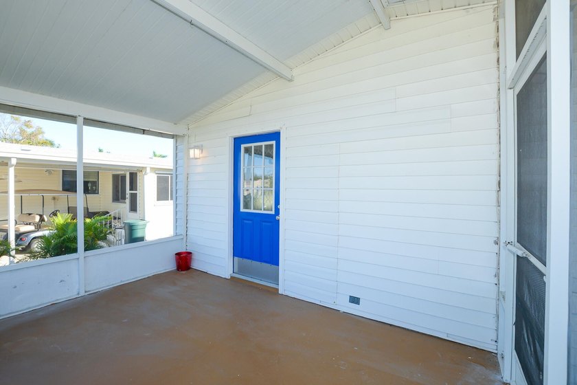 Adorable, open and bright, 2/2 Doll House giant carport, large - photo 5
