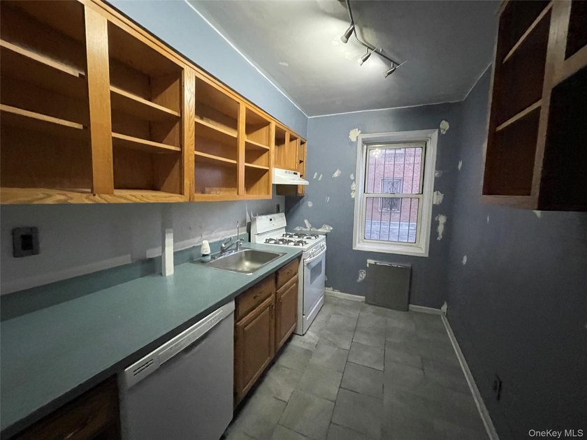 One Bedroom unit located on the first floor with large living - photo 4
