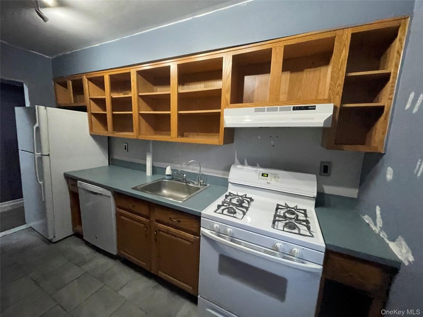 One Bedroom unit located on the first floor with large living - photo 5