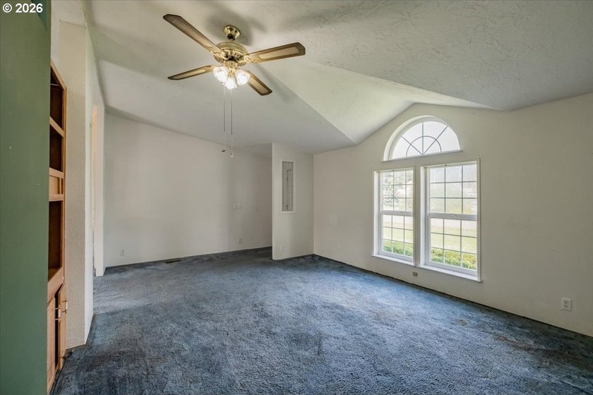 BRAND NEW ROOF, HEAT PUMP &amp; CARPET! This 3-bed, 2-bath MFH on a - photo 11