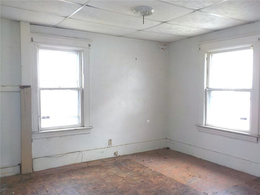 Looking for your next exciting project! This colonial style home - photo 12