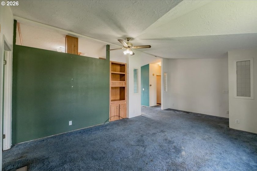 BRAND NEW ROOF, HEAT PUMP &amp; CARPET! This 3-bed, 2-bath MFH on a - photo 12
