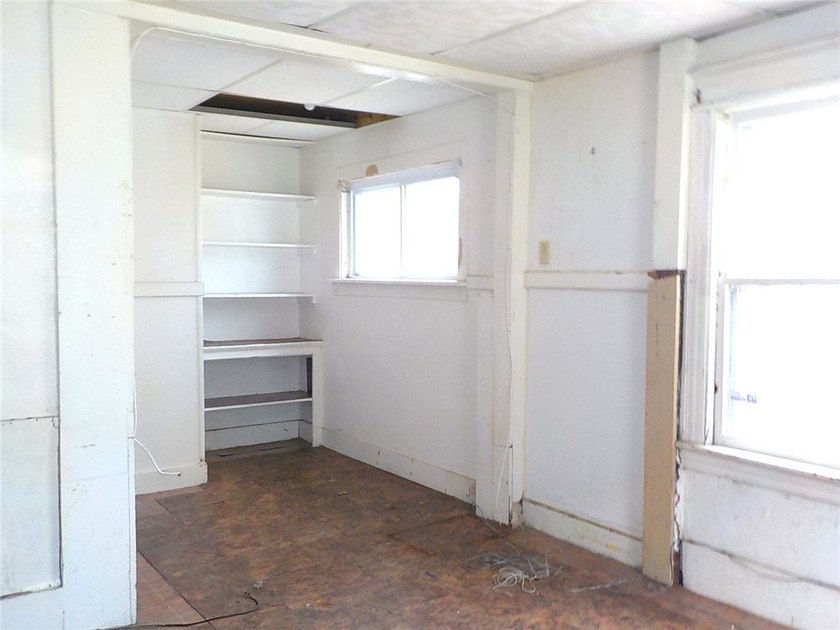 Looking for your next exciting project! This colonial style home - photo 14