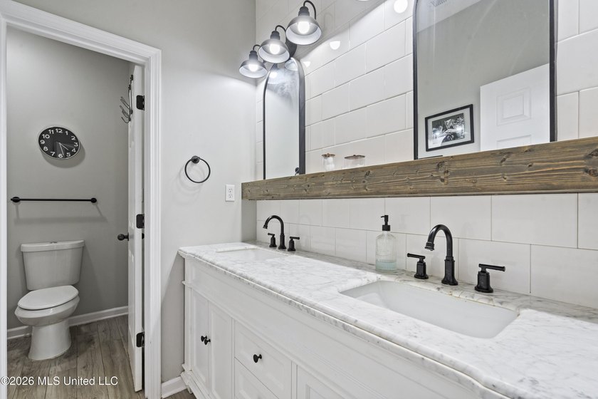 Welcome to 1211 Cross Creek E Drive in Hernando, where comfort - photo 17