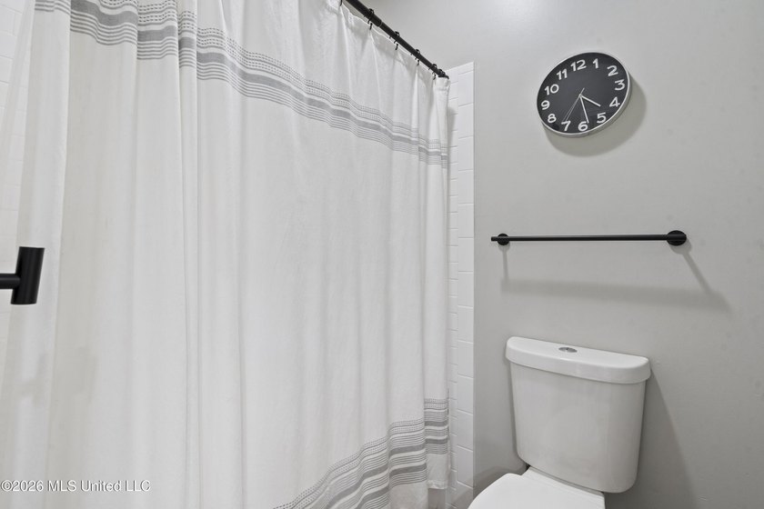 Welcome to 1211 Cross Creek E Drive in Hernando, where comfort - photo 18