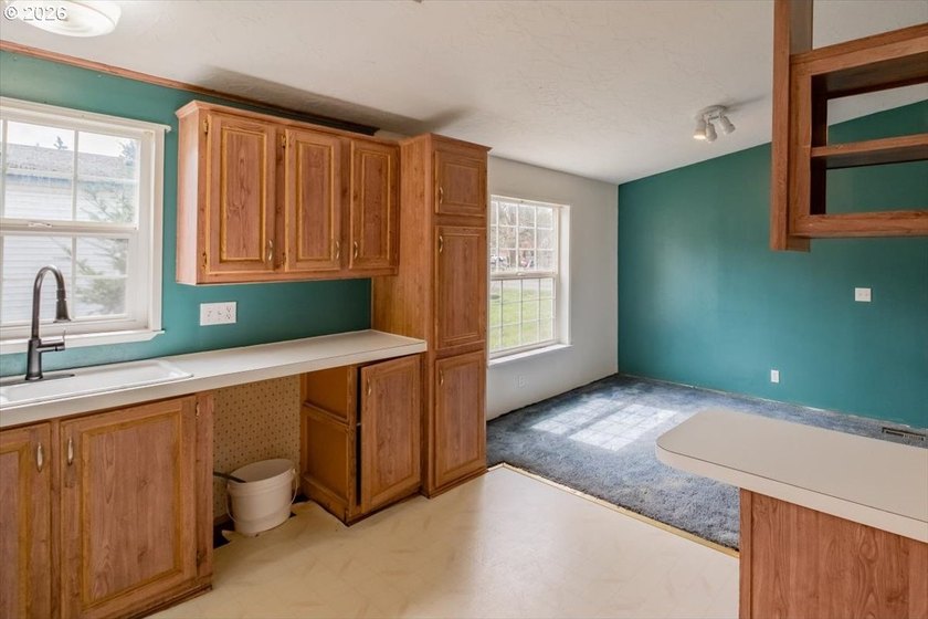 BRAND NEW ROOF, HEAT PUMP &amp; CARPET! This 3-bed, 2-bath MFH on a - photo 18