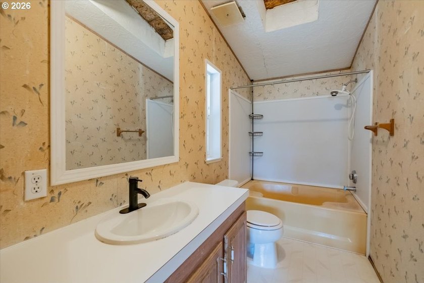 BRAND NEW ROOF, HEAT PUMP &amp; CARPET! This 3-bed, 2-bath MFH on a - photo 23