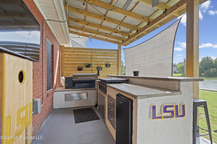 Welcome to 1211 Cross Creek E Drive in Hernando, where comfort - photo 29