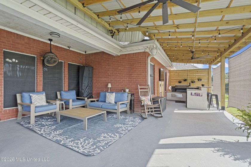 Welcome to 1211 Cross Creek E Drive in Hernando, where comfort - photo 31