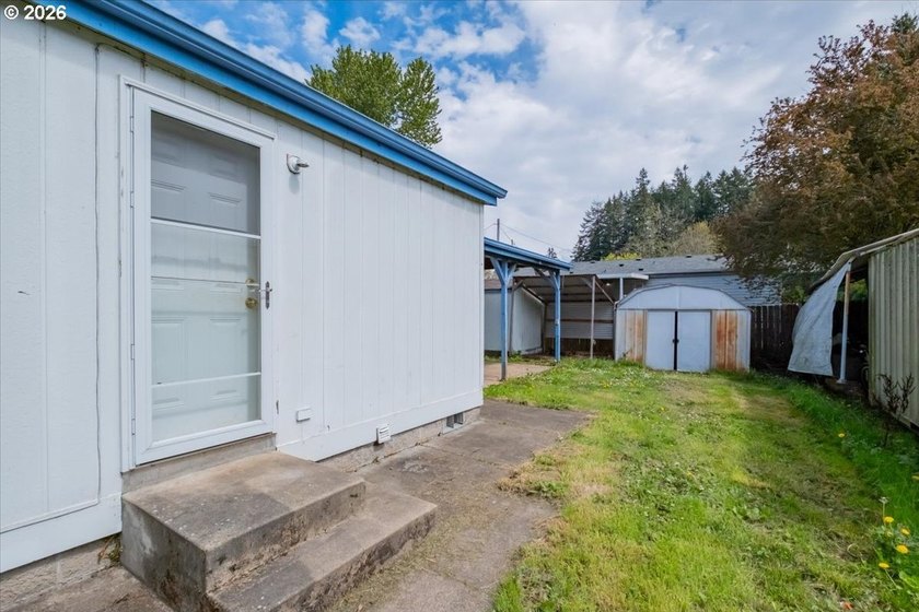 BRAND NEW ROOF, HEAT PUMP &amp; CARPET! This 3-bed, 2-bath MFH on a - photo 32
