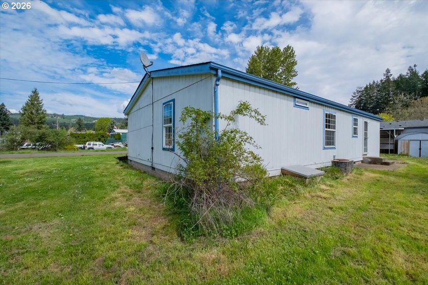 BRAND NEW ROOF, HEAT PUMP &amp; CARPET! This 3-bed, 2-bath MFH on a - photo 33