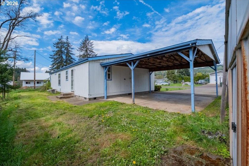 BRAND NEW ROOF, HEAT PUMP &amp; CARPET! This 3-bed, 2-bath MFH on a - photo 34