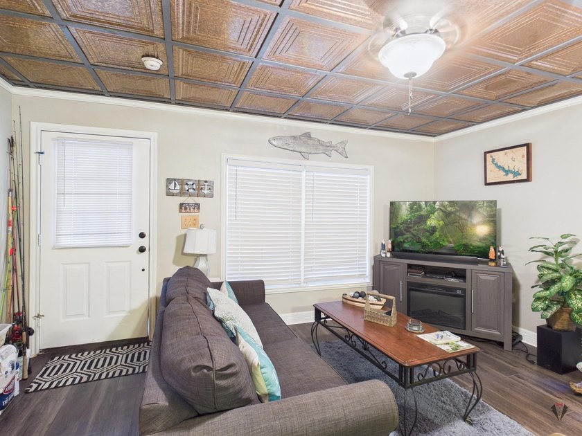 Discover this charming cabin, perfect for year-round living or a - photo 4