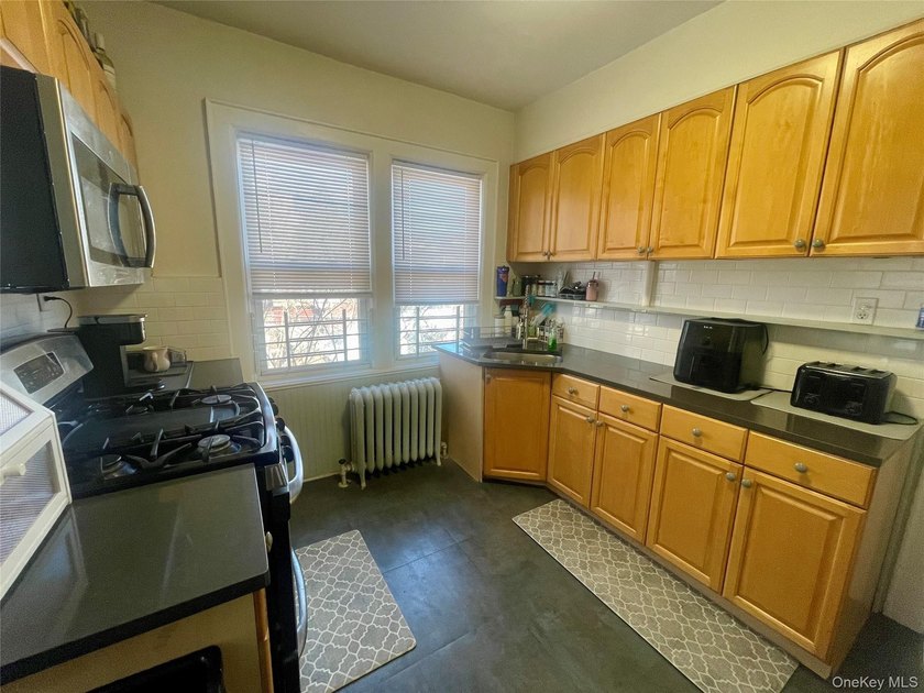Woodlawn legal brick Triplex! Well maintained home with 3 bright - photo 14