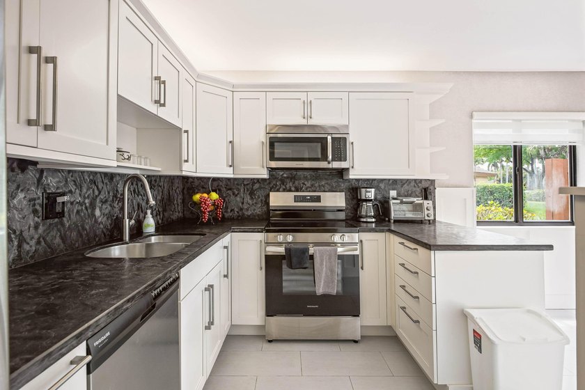 Updated 2-bedroom + den, 2-bathroom first-floor unit with golf - photo 14