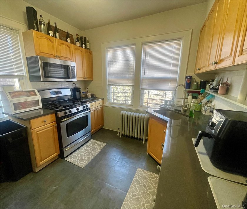 Woodlawn legal brick Triplex! Well maintained home with 3 bright - photo 15