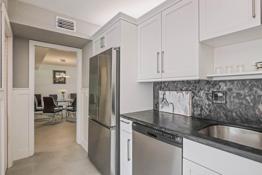 Updated 2-bedroom + den, 2-bathroom first-floor unit with golf - photo 15