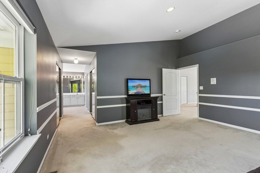 Welcome to this beautifully maintained 4-bedroom, 2.5-bath home - photo 16