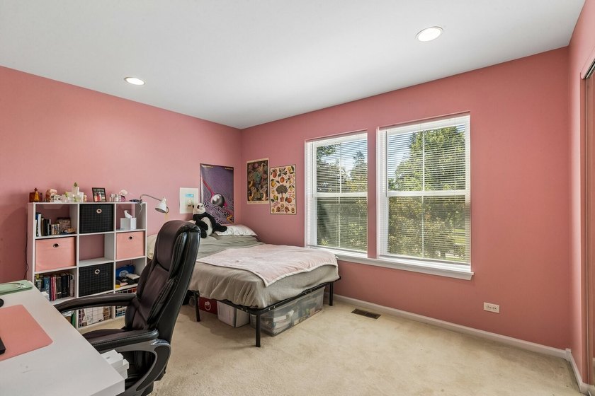 Welcome to this beautifully maintained 4-bedroom, 2.5-bath home - photo 18