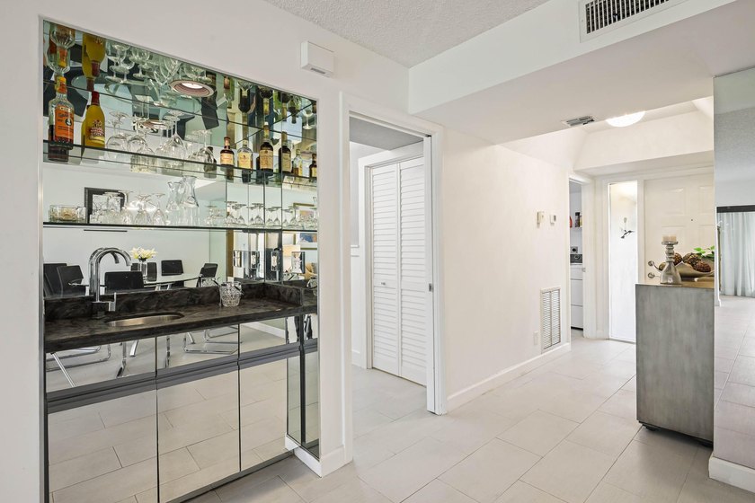 Updated 2-bedroom + den, 2-bathroom first-floor unit with golf - photo 18