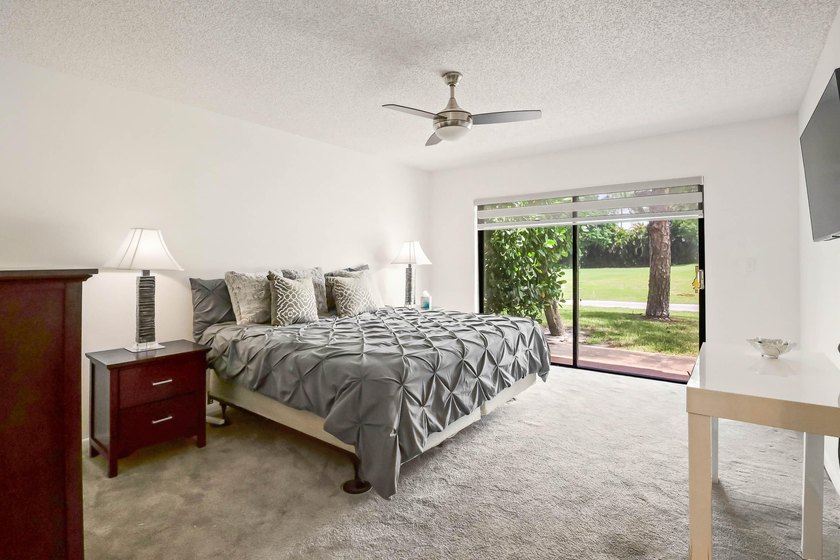 Updated 2-bedroom + den, 2-bathroom first-floor unit with golf - photo 19