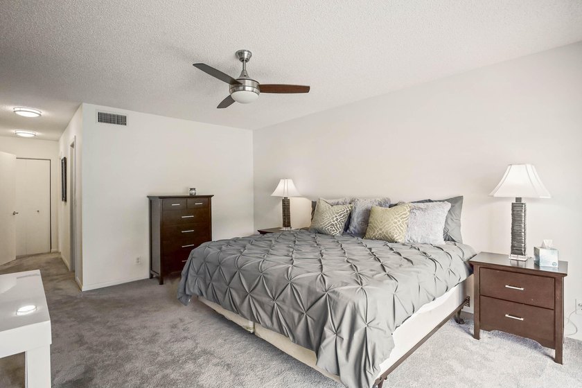 Updated 2-bedroom + den, 2-bathroom first-floor unit with golf - photo 20